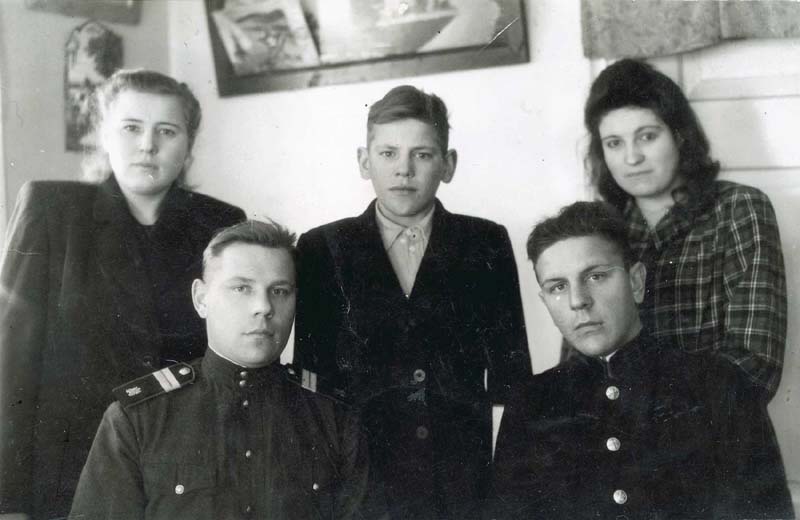 Nikolay Oprishko v otpuske g. Volsk 1950 ã. Ivan , Dusya , Ilya